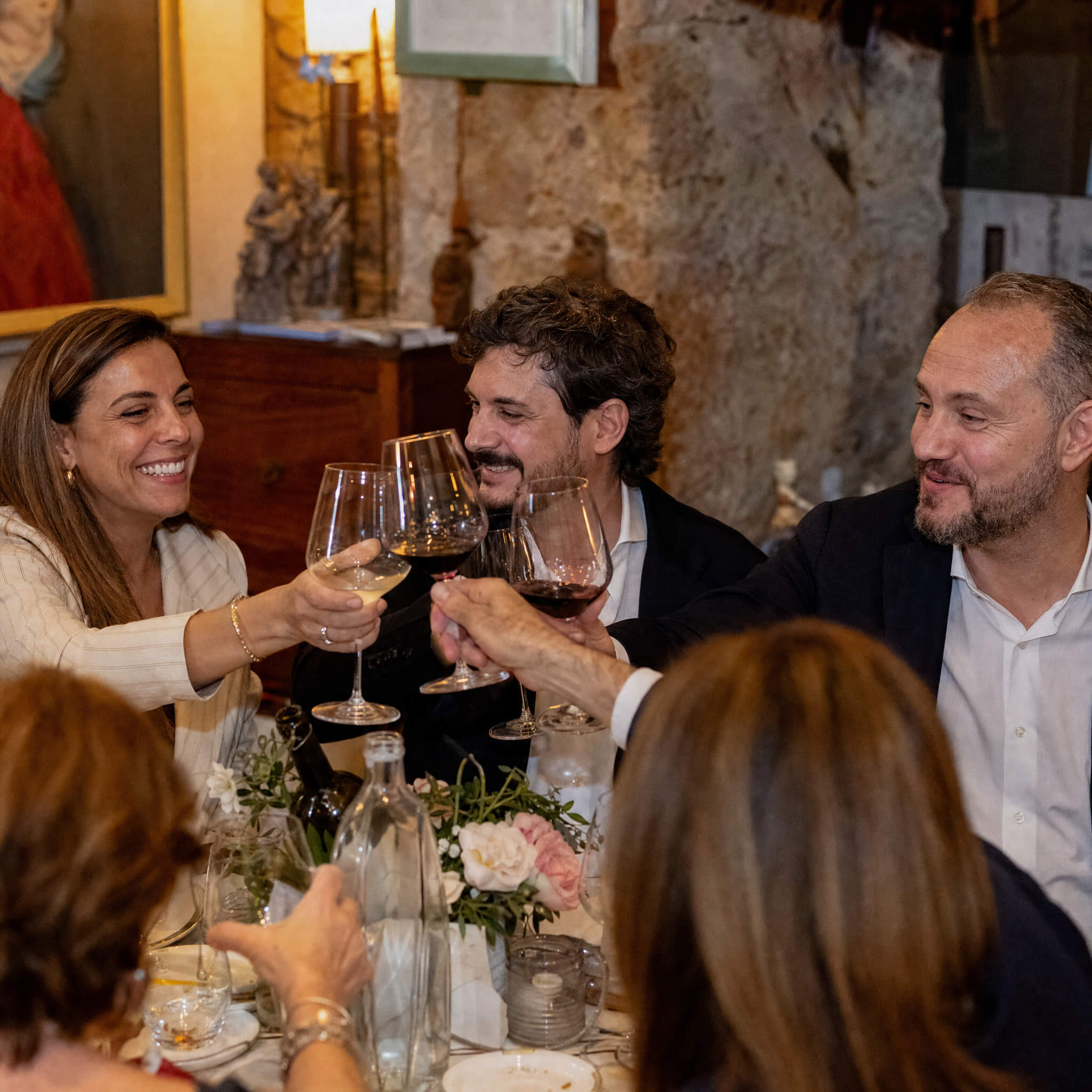 Anteprima del video: brindisi a una tavolata